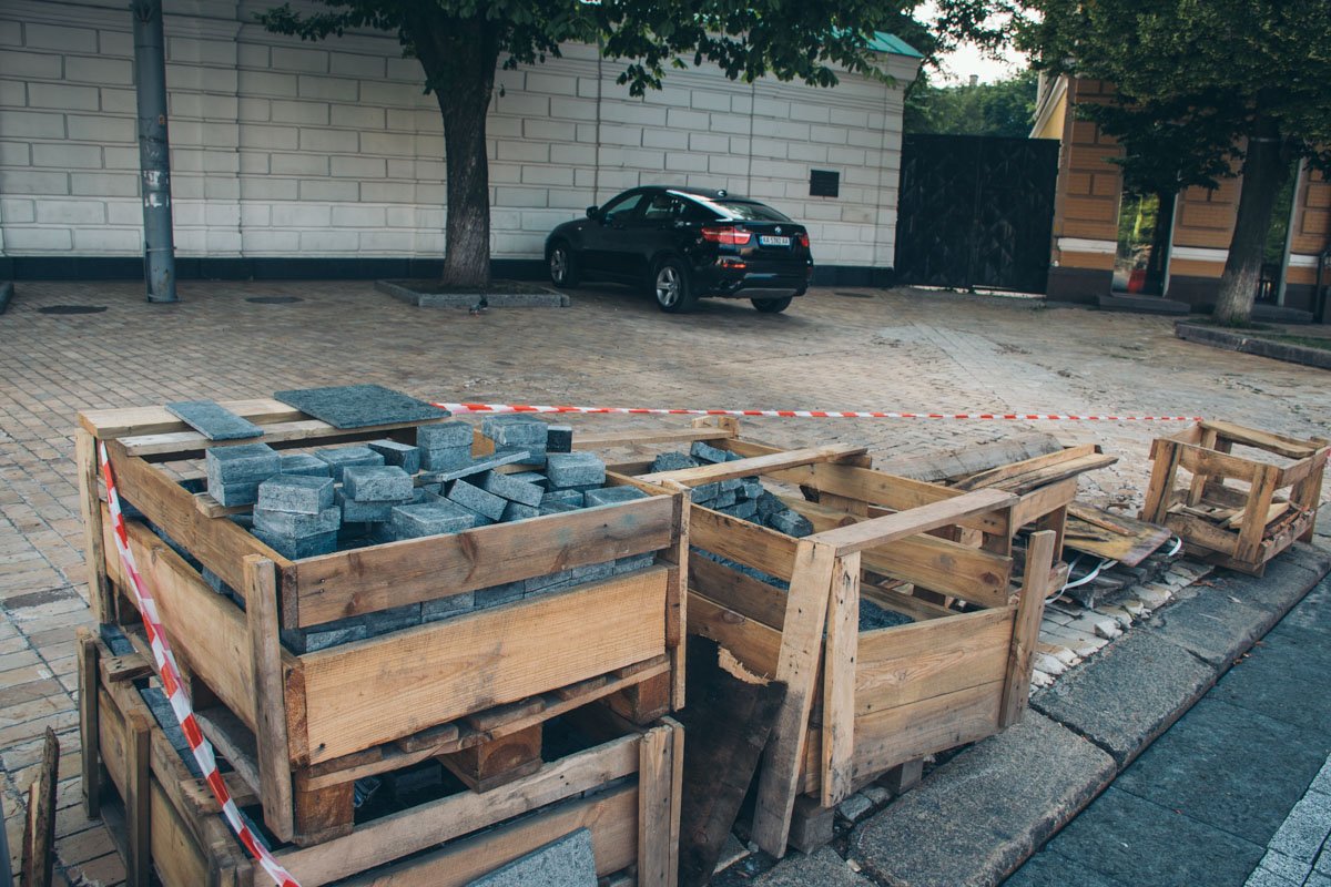 На площади уже завезли часть стройматериалов На площади уже завезли часть стройматериалов