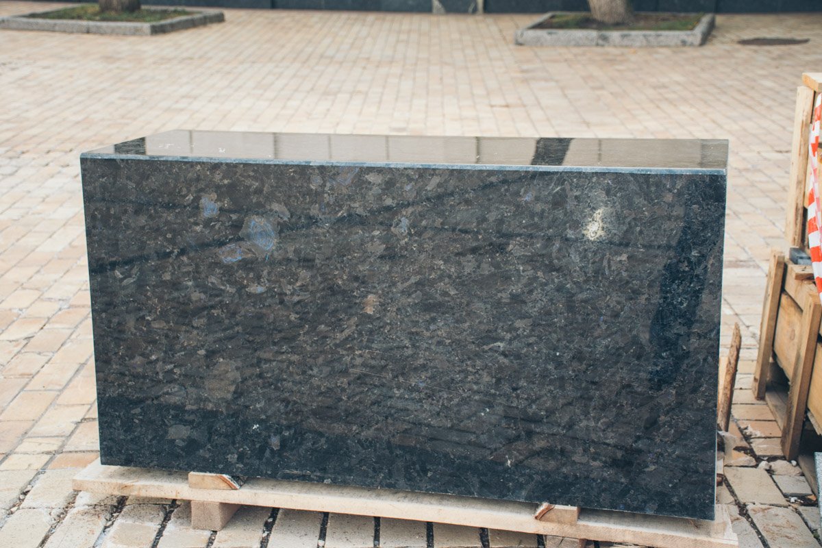 А вот такими блоками оградят деревья. Они не только защитят их от соли и прочих негативных факторов, но и будут своеобразными скамейками А вот такими блоками оградят деревья. Они не только защитят их от соли и прочих негативных факторов, но и будут своеобразными скамейками