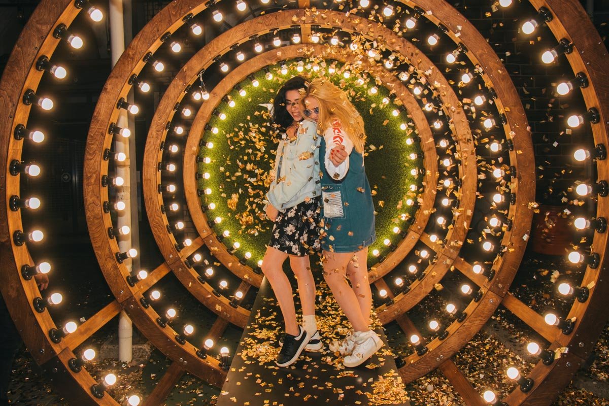 А вот эти девчонки успели