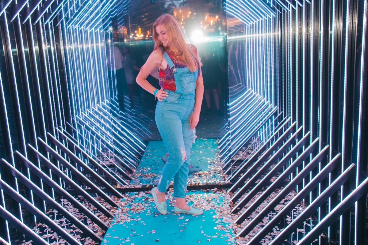 В зеркальном лабиринте удобно рассматривать фигуру