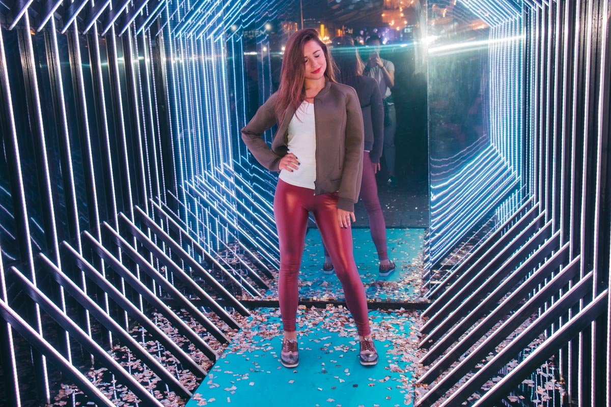 Огни ослепляют