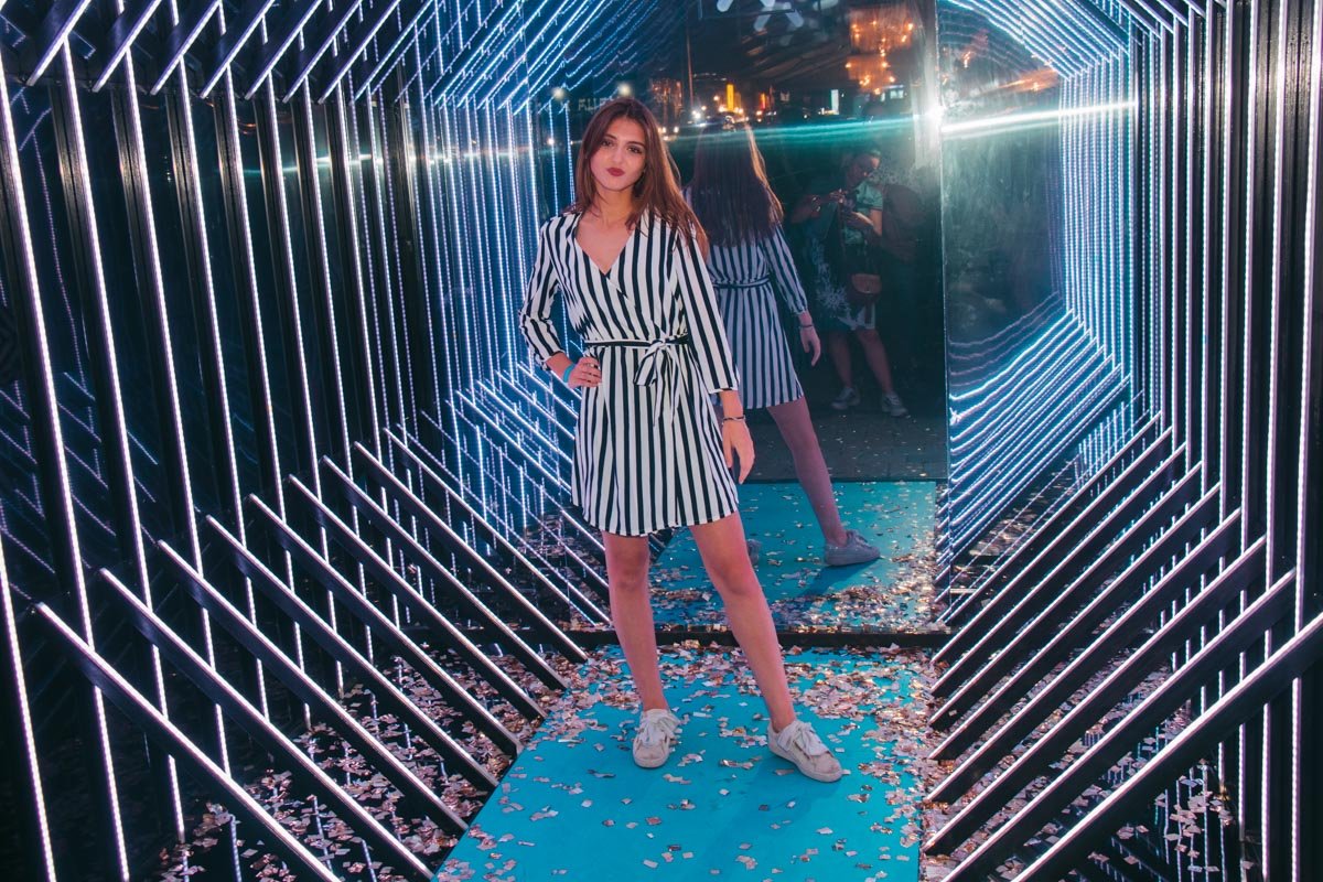 Хочет то ли поцеловать, то ли стукнуть фотографа