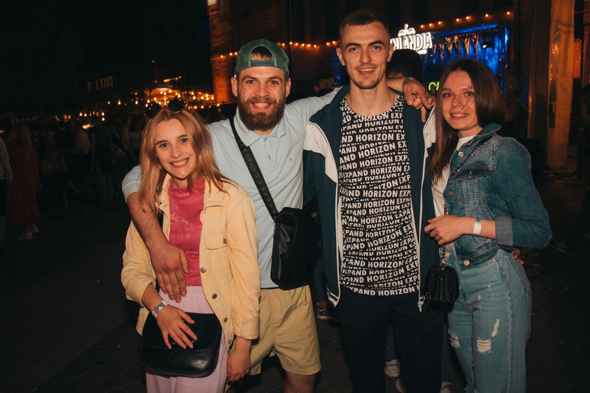 А вот эти ребята просто наслаждаются вечером, без лишнего фарса