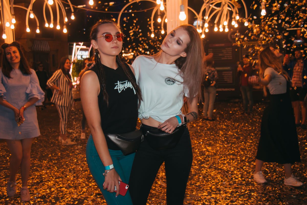 Серьезно, парни. За красивыми барышнями - на Платформу