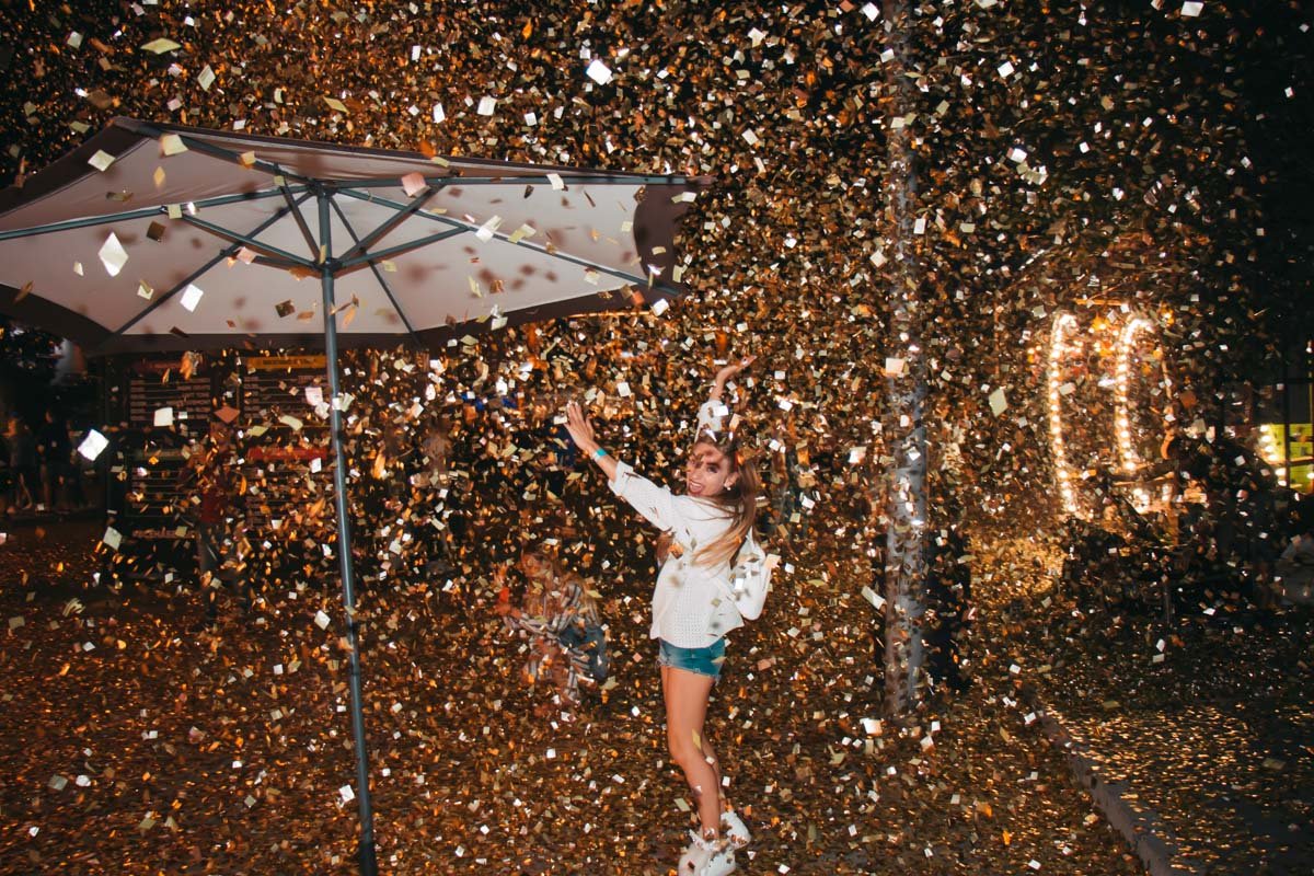 А потом еще два дня достаешь блестки из всех карманов...