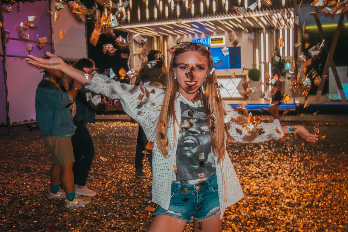 Разве можно упустить шанс побросаться блестками?