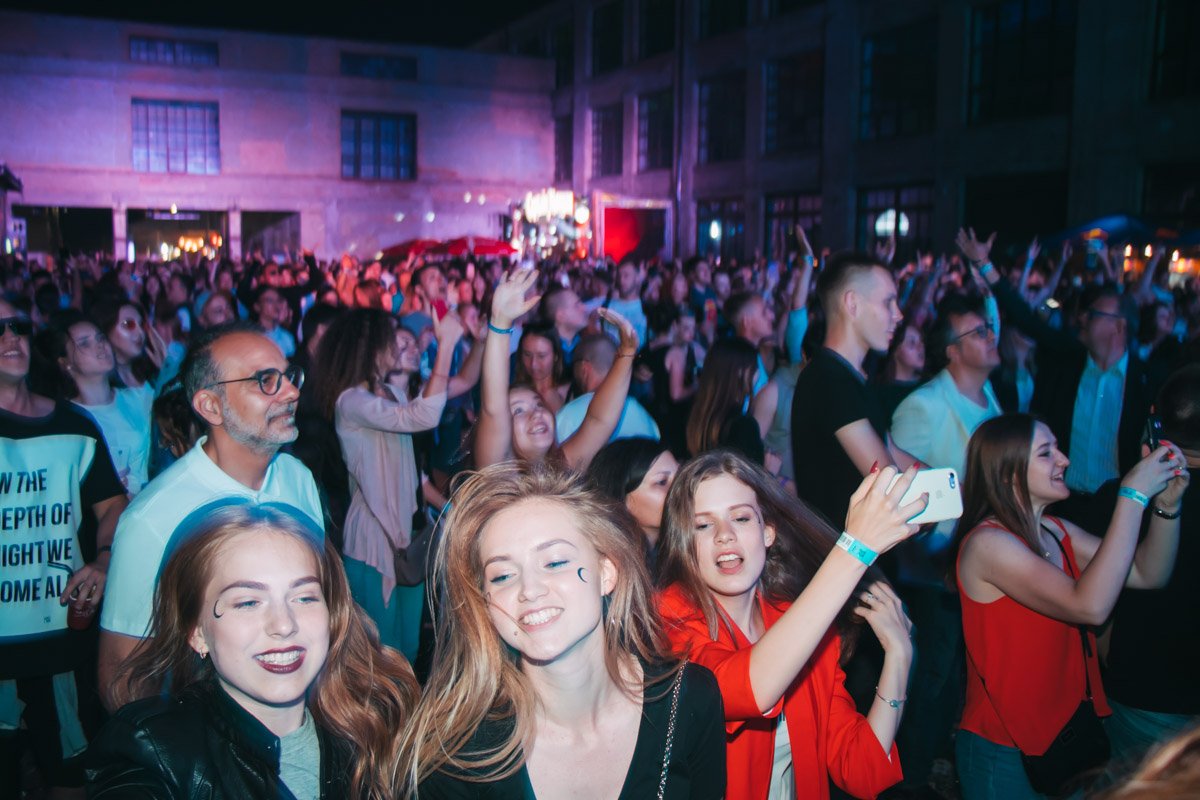 А теперь в пляс