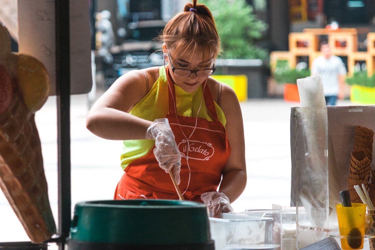 Когда в наушниках любимый трек, то мороженое становится еще вкуснее Когда в наушниках любимый трек, то мороженое становится еще вкуснее