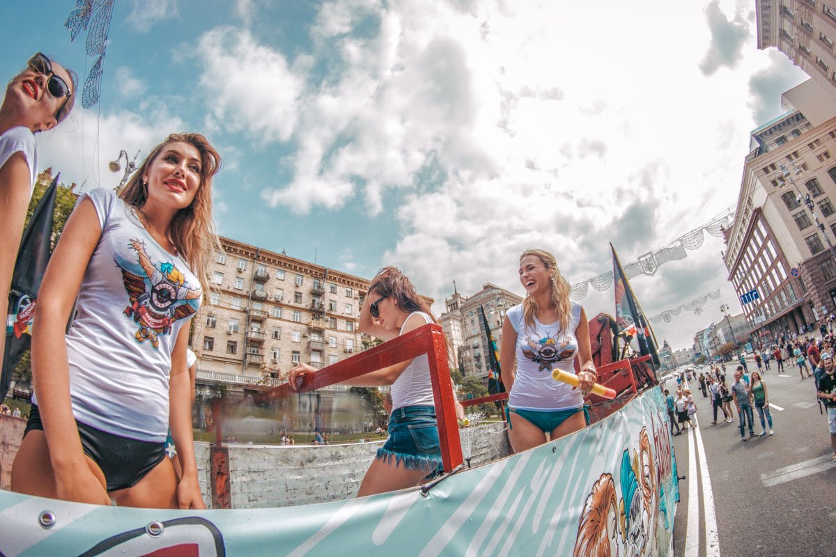 Красотки с водяными пистолетами охлаждали разгоряченную толпу