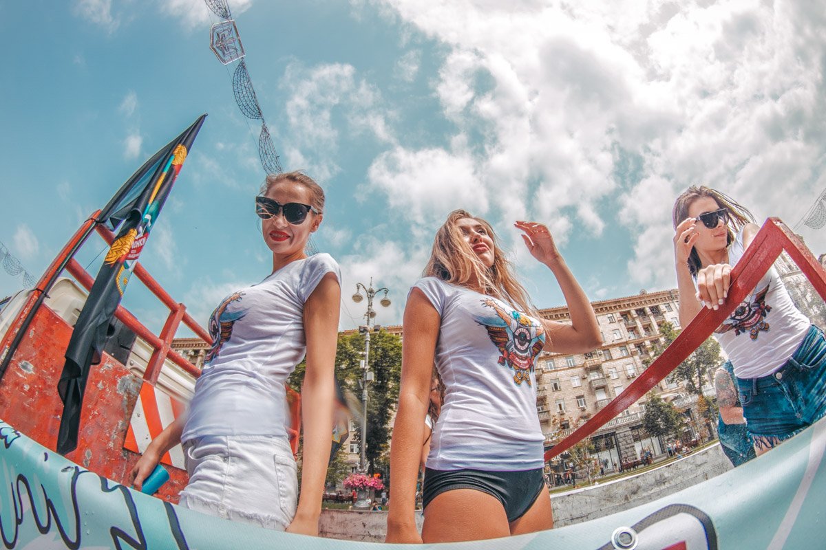 У девчонок прямо в кузове машины был бассейн