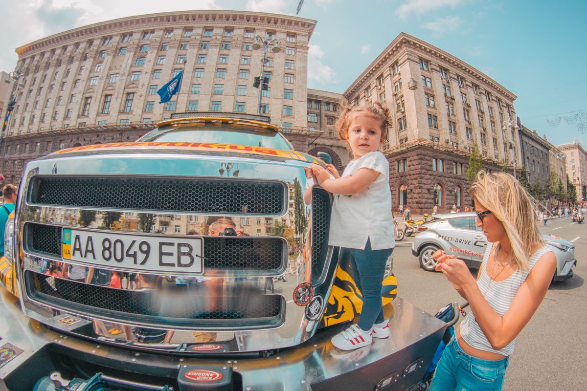 Малышам тоже было интересно посмотреть на технику