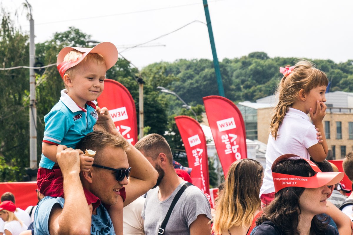 Красная Ferrari - это круто, но мороженое в жару тоже важно Красная Ferrari - это круто, но мороженое в жару тоже важно