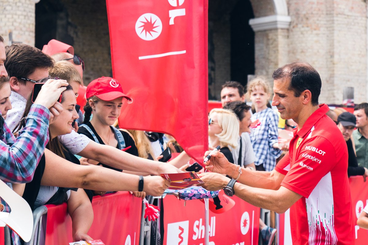 Фанаты не ожидали, что Марк Жане подойдет к каждому Фанаты не ожидали, что Марк Жане подойдет к каждому