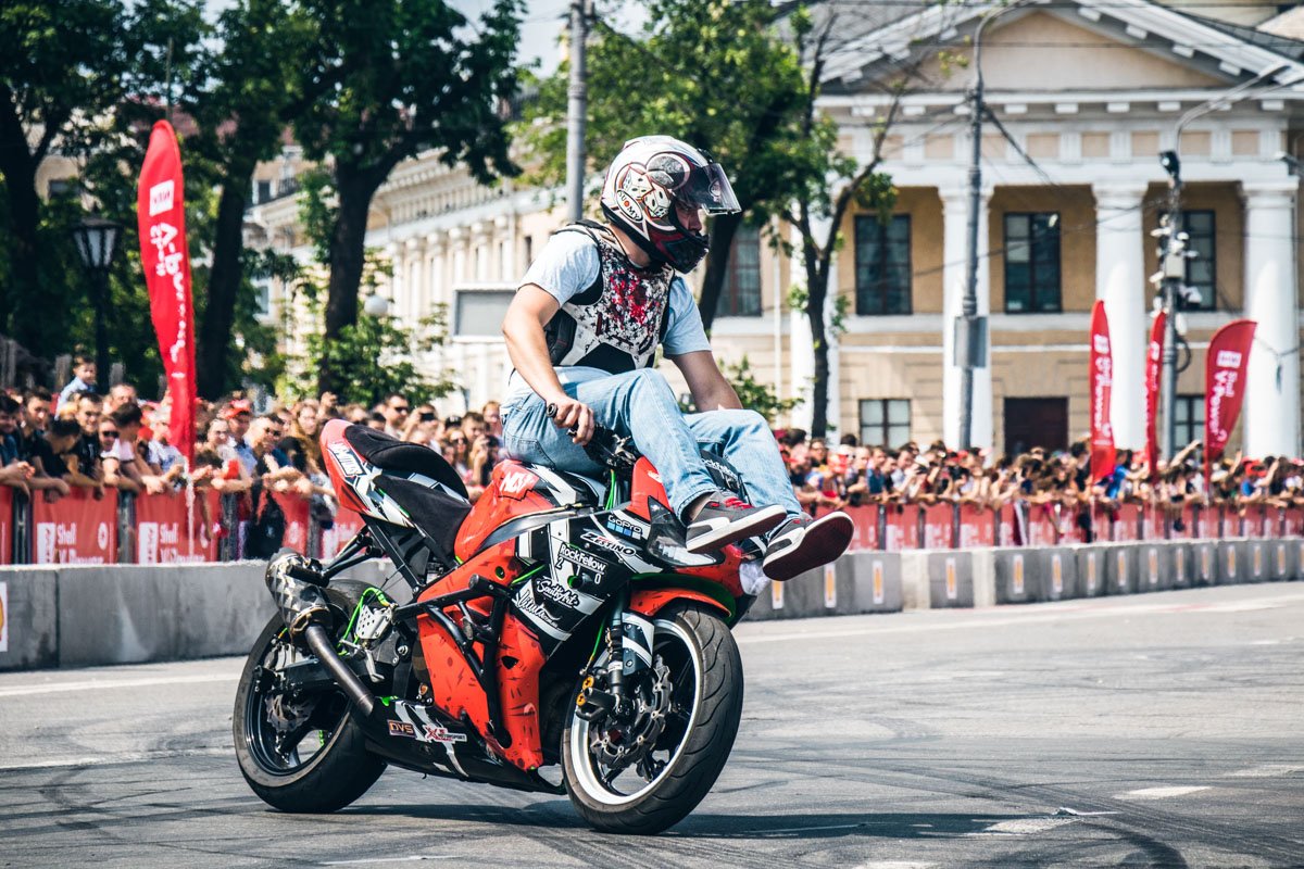 Наверное, ему так гораздо удобней ездить Наверное, ему так гораздо удобней ездить