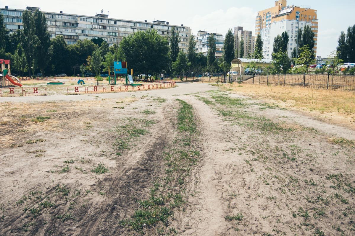 Вместо покрытия здесь просто земля Вместо покрытия здесь просто земля