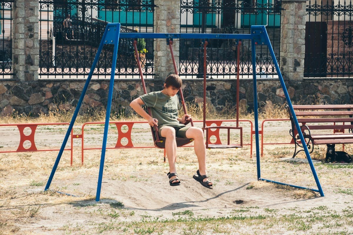 Дети уже могут покататься на новых качелях Дети уже могут покататься на новых качелях