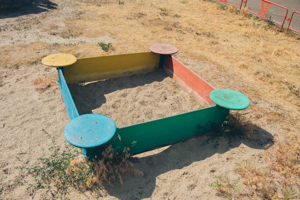 Детская площадка в приличном состоянии, но пока на ней почти ничего не поменялось Детская площадка в приличном состоянии, но пока на ней почти ничего не поменялось