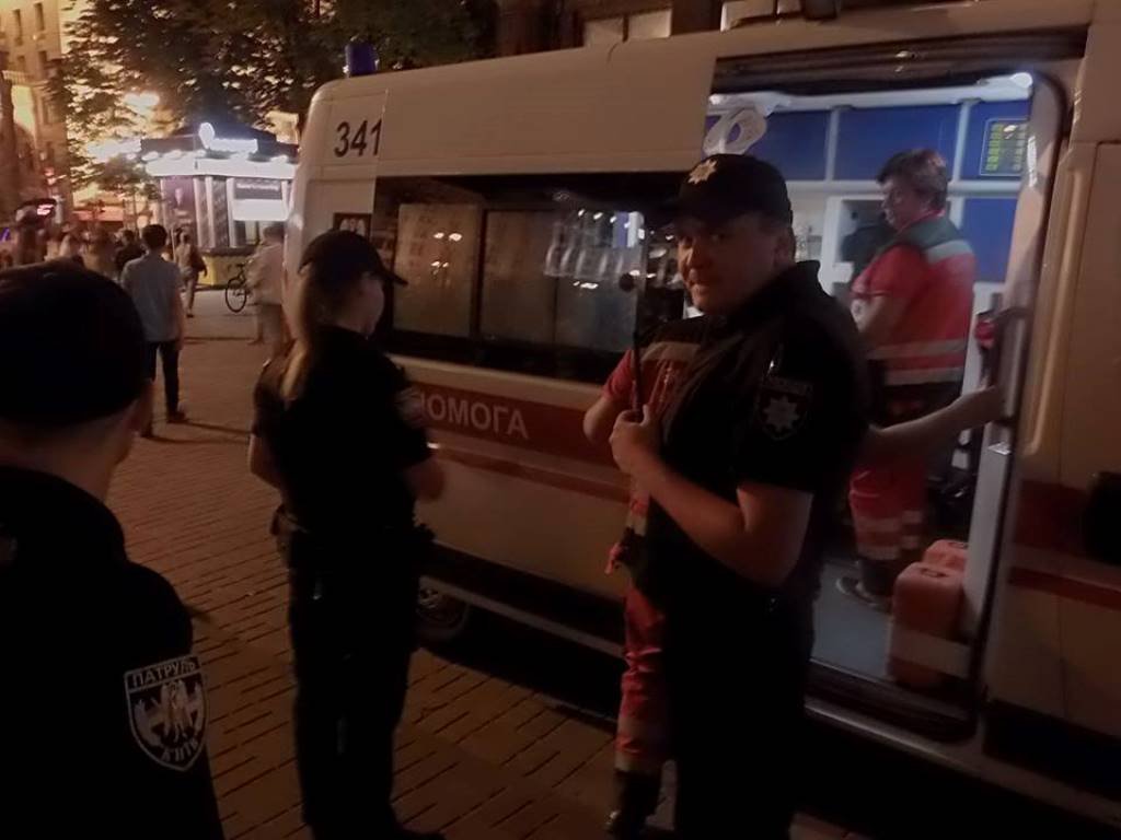 На месте работают несколько экипажей патрульной полиции и "скорая" и взрывотехники