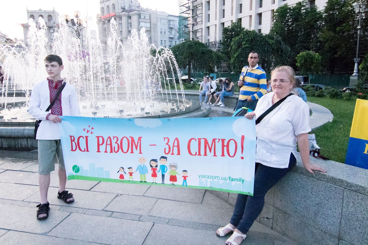 По их мнению, ЛГБТ-парад - это прямая атака на семейные ценности