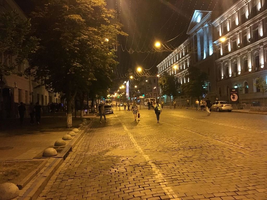 В центре столицы в ночь с 16 на 17 июня перед ЛГБТ-парадом сотрудники полиции не выпускали людей из центра домой