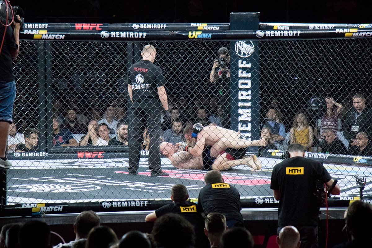 На ринге спортсмены не жалеют друг друга На ринге спортсмены не жалеют друг друга