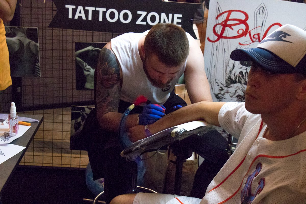 Только суровые парни бьют тату с невозмутимым лицом Только суровые парни бьют тату с невозмутимым лицом