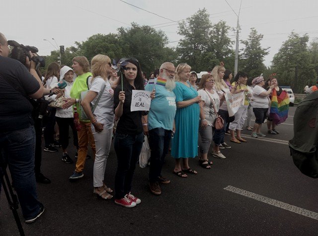 Колонна представителей старшего поколения