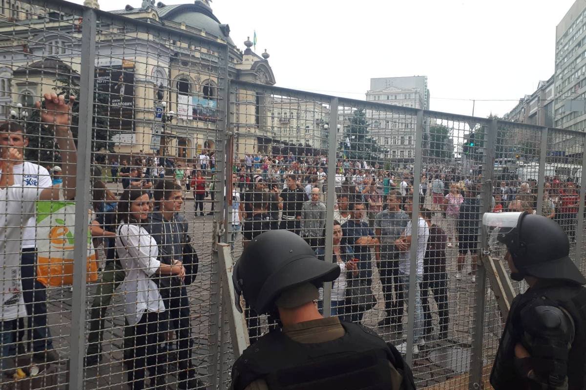 Территорию, на которой проходил парад, обнесли железным забором