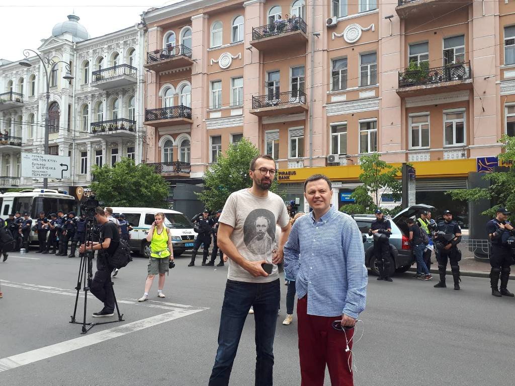 Известный борец за равенство нардеп Сергей Лещенко не мог пройти мимо марша ЛГБТ