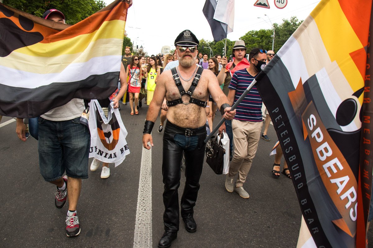 "It's fun to stay at the YMCA!" - как бы говорит дедушка