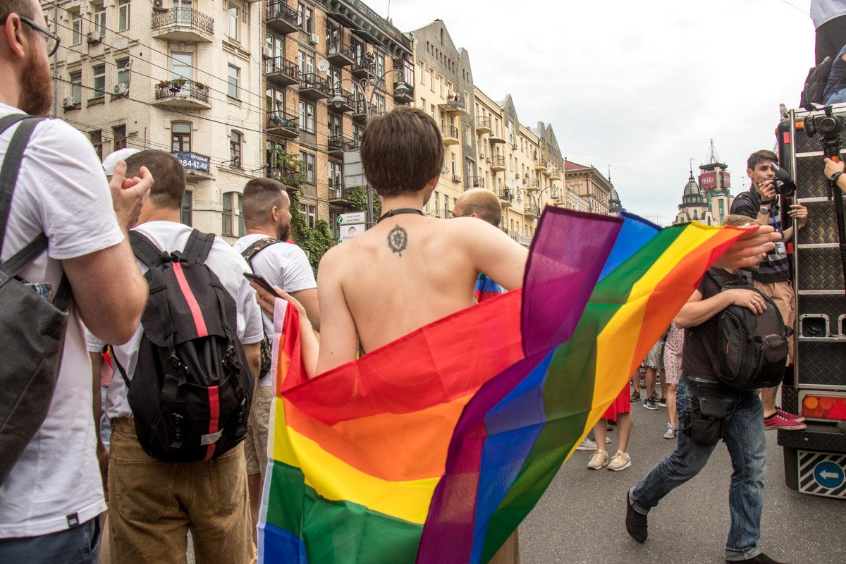 Не удержался и разделся при всех