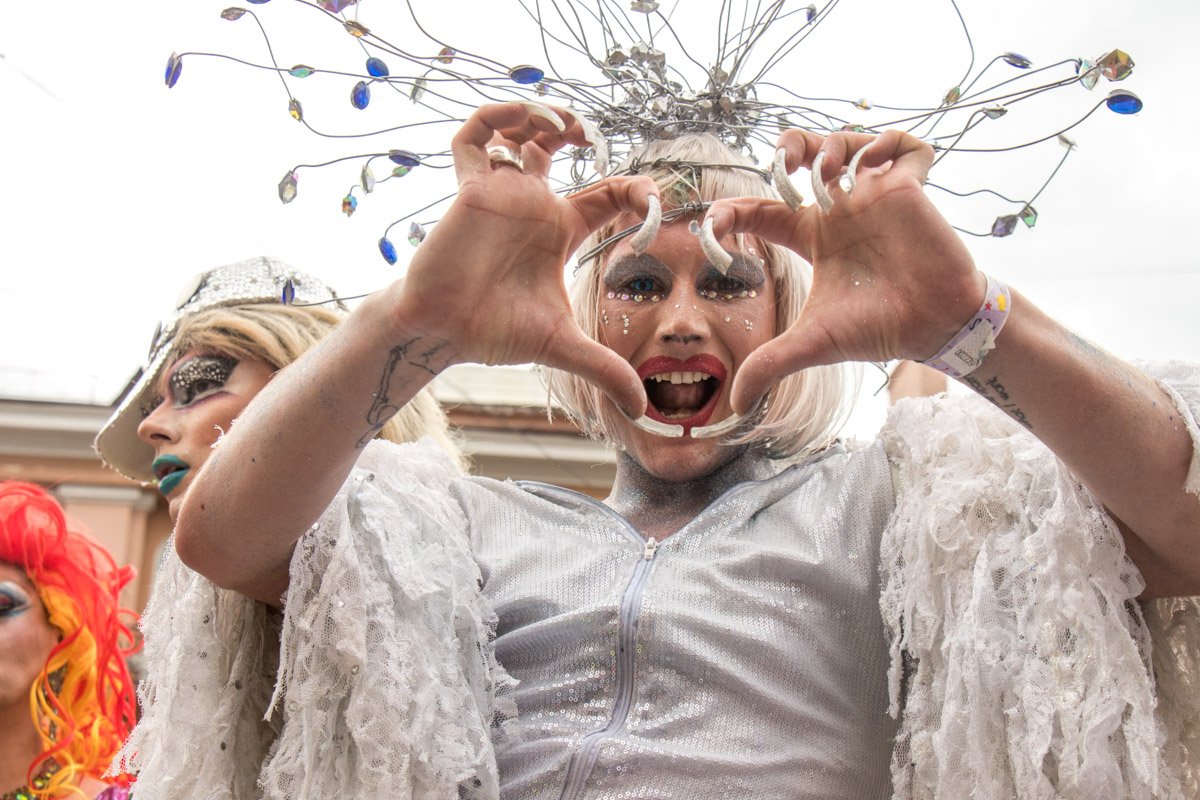 Верьте в любовь и мир! Но и не забывайте записаться на маникюрчик