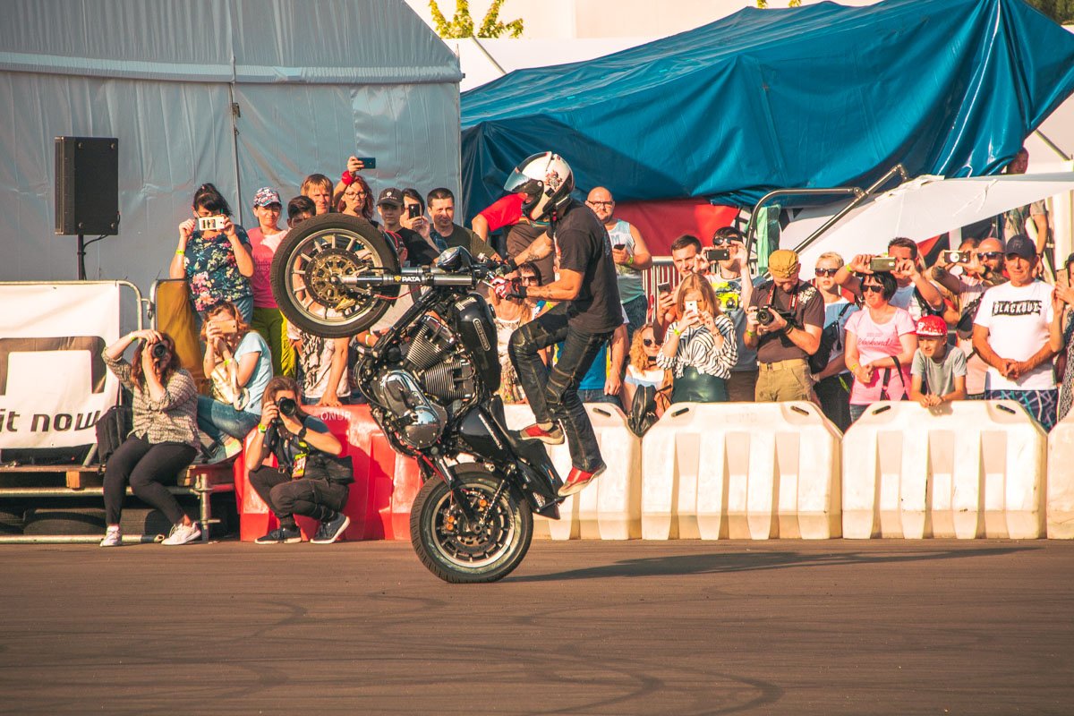 Байкеры исполняют опасные трюки