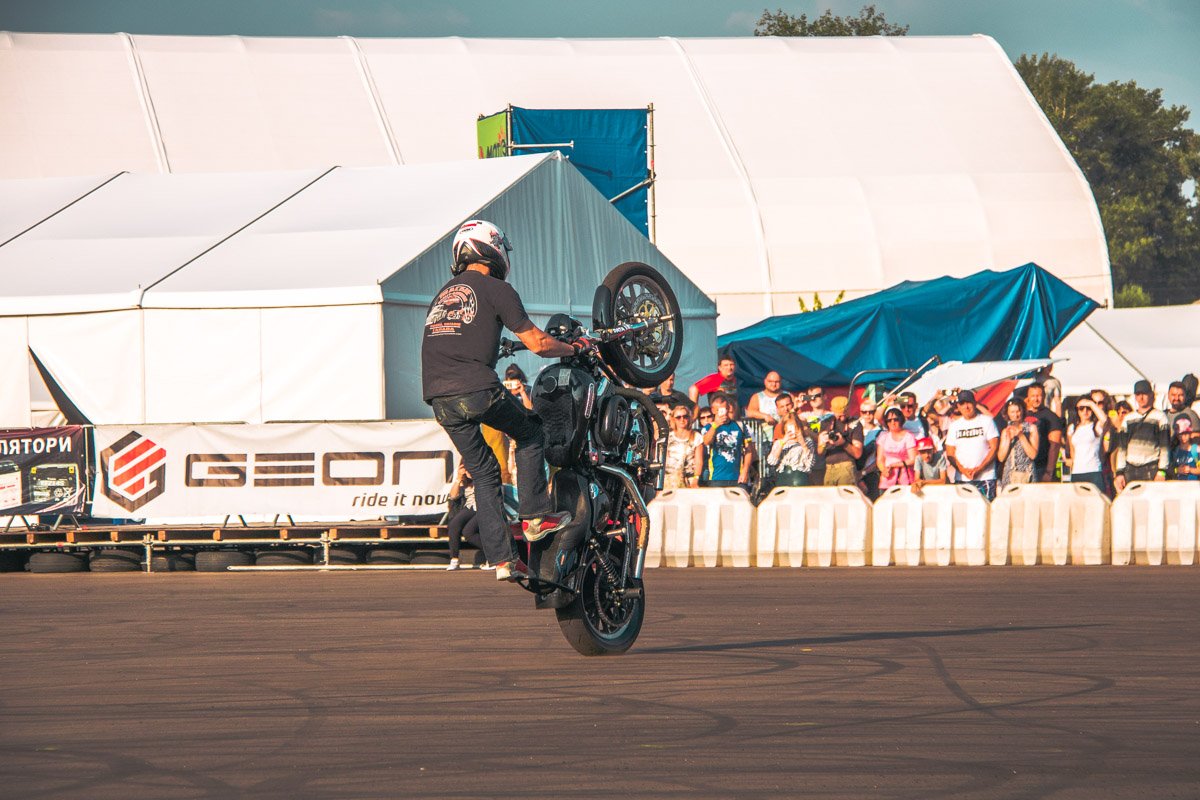 Ребята делают это с такой легкостью, как будто байки весят не больше велосипедов