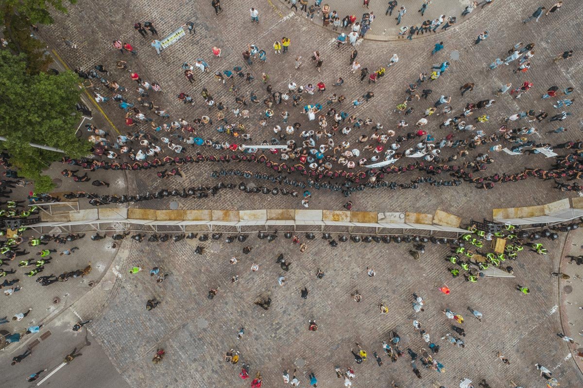 Участники были отделены от своих оппонентов забором и рядами полиции