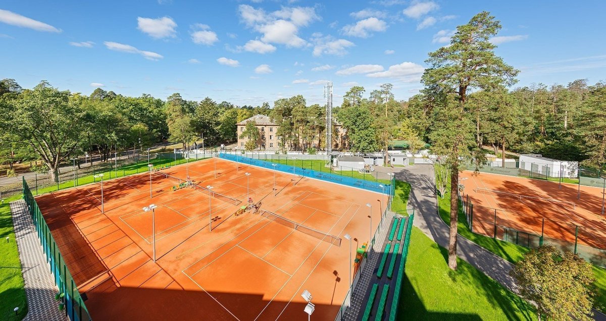 Комплекс ориентирован на профессиональную подготовку будущих теннисистов, однако поиграть может и любой желающий
