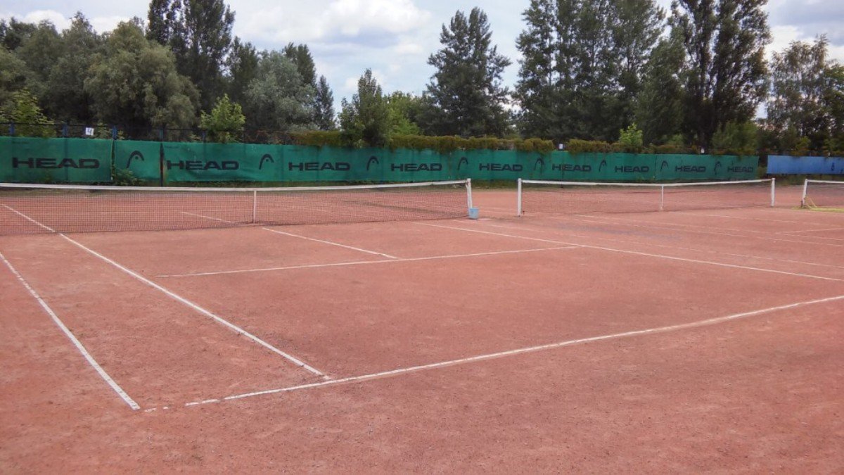 На территории находится пять открытых теннисных кортов
