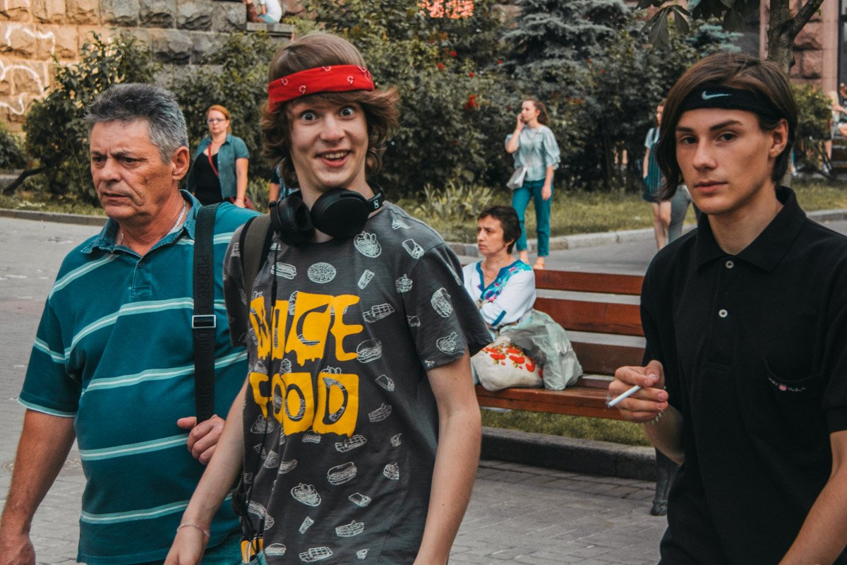 Парни явно удивлены таким повышенным вниманием