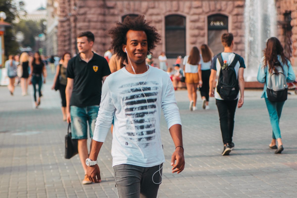 Что же такое он слушает?