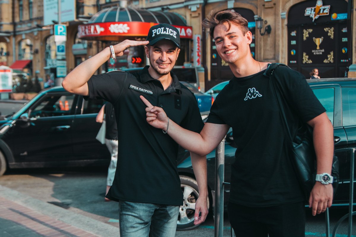 А вам никогда не отдавал честь "Орех патруль"?