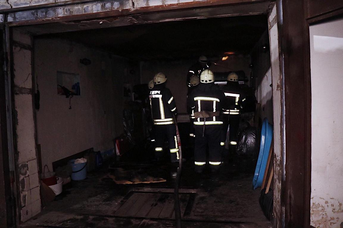 На место прибыли 2 пожарных машины, около 10 спасателей