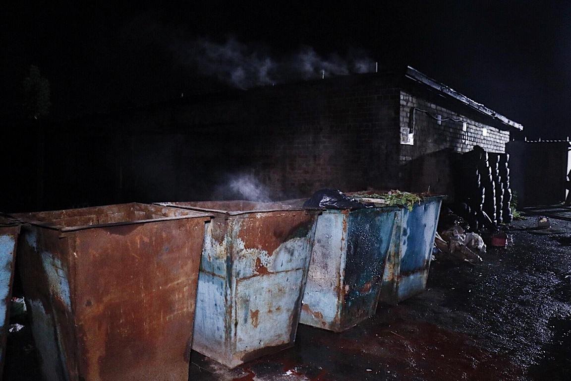 На территории гаражного кооператива загорелся мусор