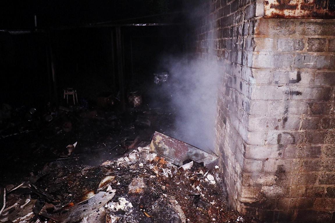 Огонь распространился на крышу соседнего гаража