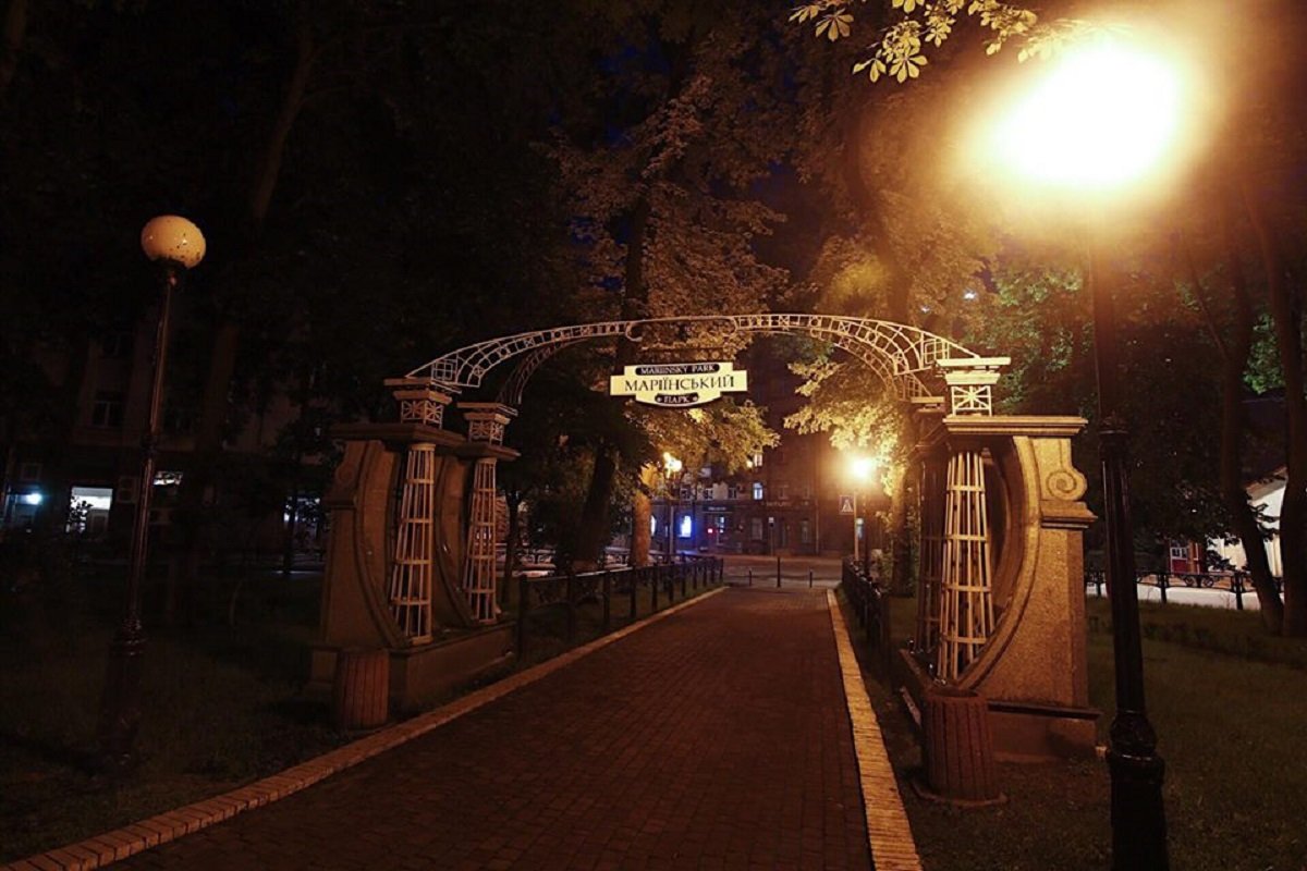 Под покровом ночи вход в Мариинский парк выглядит особенно таинственно Под покровом ночи вход в Мариинский парк выглядит особенно таинственно