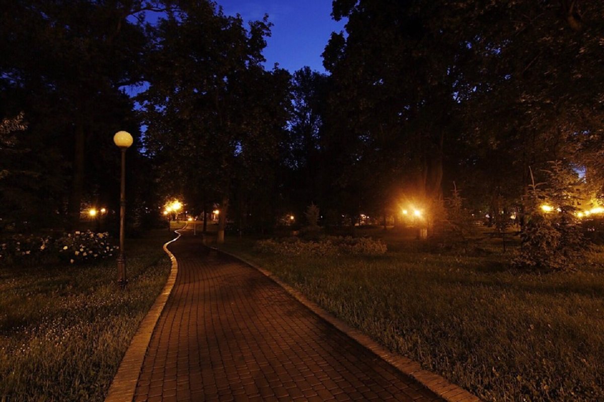 Ночью в парке никого не встретишь Ночью в парке никого не встретишь