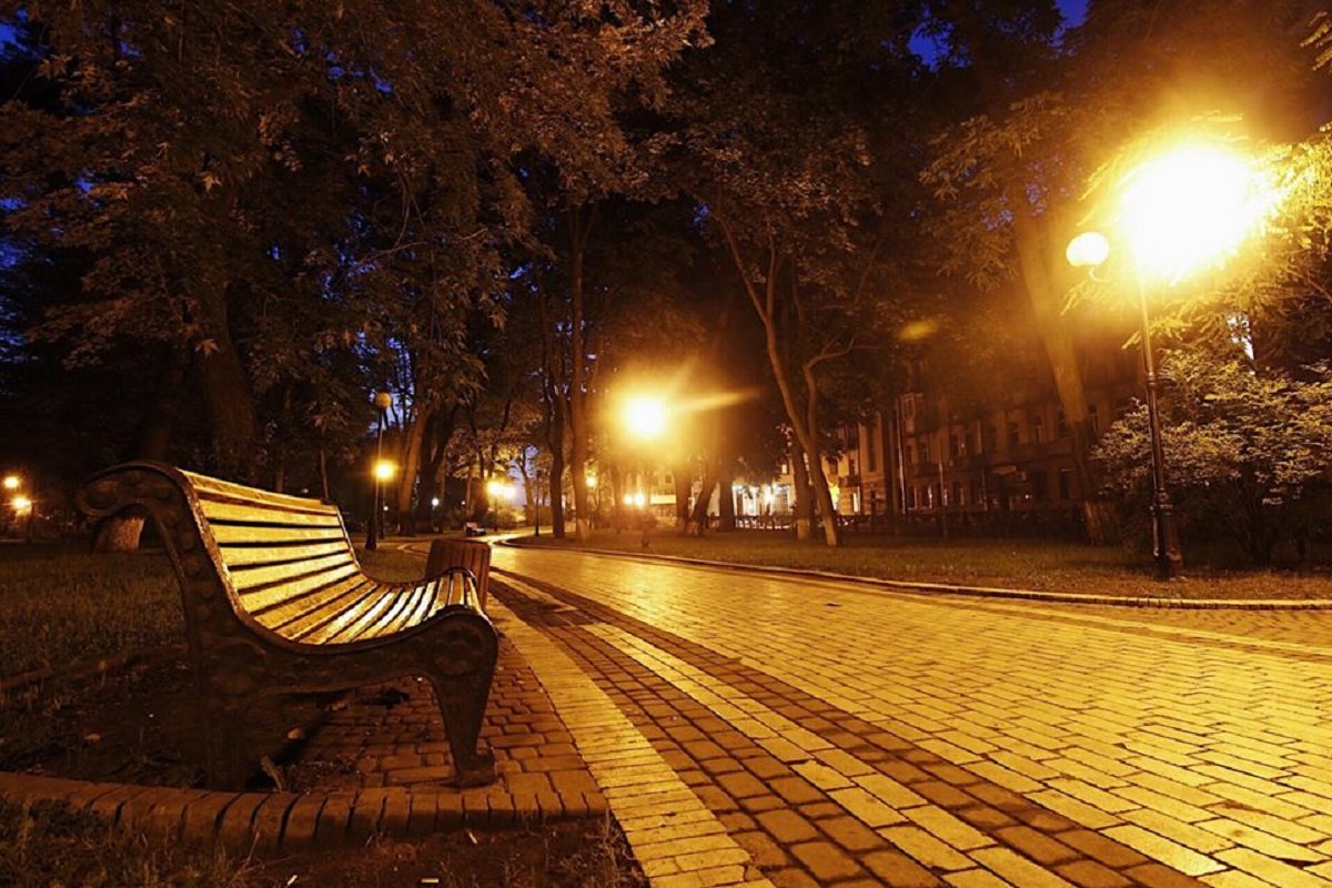 Лавочки просыпаются в ожидании первых прохожих Лавочки просыпаются в ожидании первых прохожих