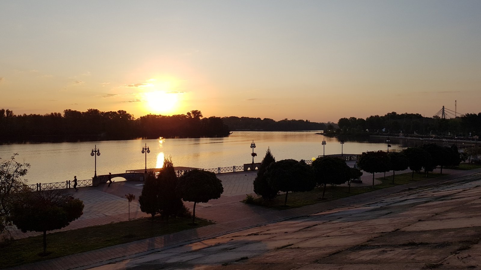 На Оболонской набережной вы сможете арендовать пуфик и взять напрокат кальян