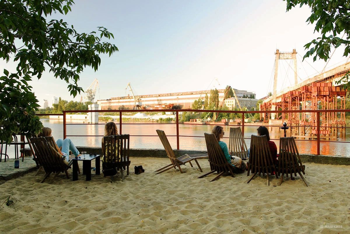 Закрытый мост на Подоле - культовое место для настоящих любителей андеграунда.