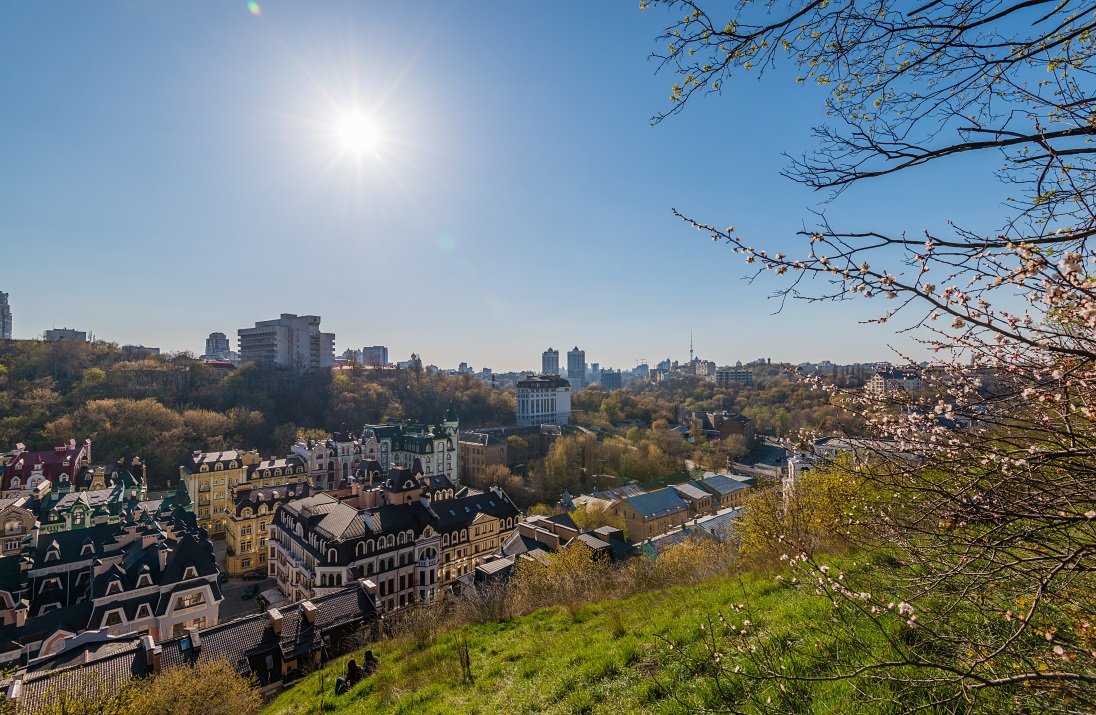 С Замковой горы любители кальяна могут насладиться шикарным видом на Киев.
