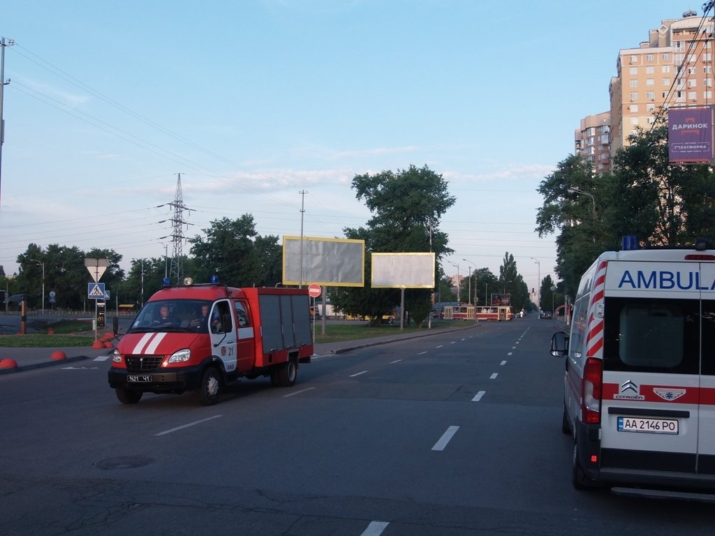 Пожарная бригада прибыла на место происшествия примерно через 15 минут Пожарная бригада прибыла на место происшествия примерно через 15 минут